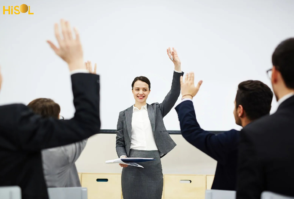 Trái ngược với độc đoán, lãnh đạo theo phong cách dân chủ sẽ cần nhiều thời gian thống nhất ý kiến do các cá nhân đều được thể hiện quan điểm của bản thân về vấn đề của công ty